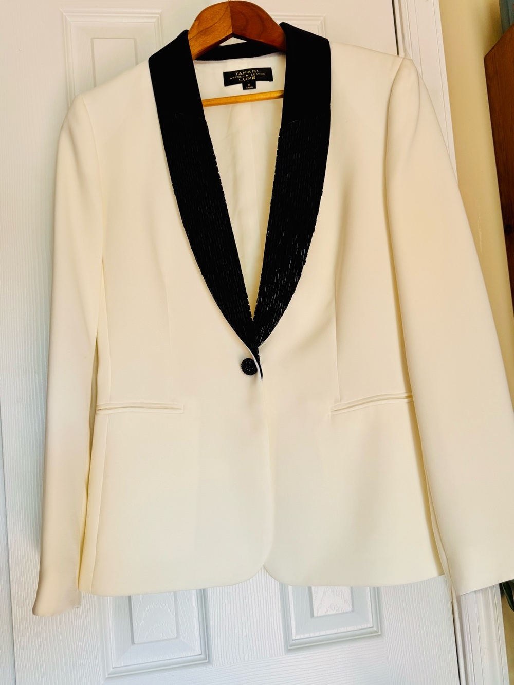 Tahari Cream Tuxedo Jacket Beaded Shawl Collar Women's 8